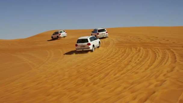 Vehicles Driving Across Dubai Desert Sands — Stock Video