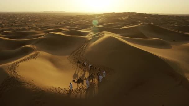 Владельцы верблюдов в пустыне конвой — стоковое видео