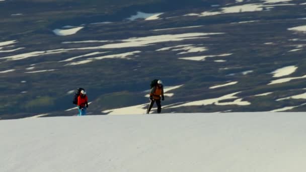 Montañistas en Alaska — Vídeo de stock