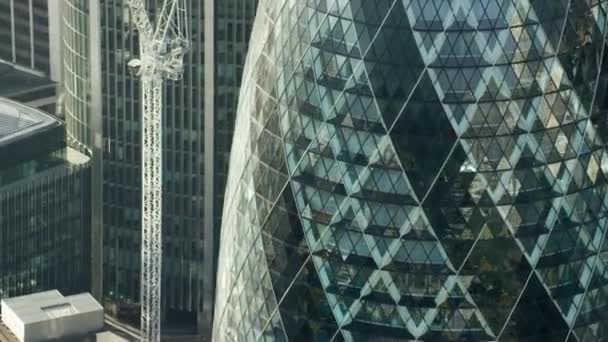 Gurka byggnad och skyskrapor i London — Stockvideo