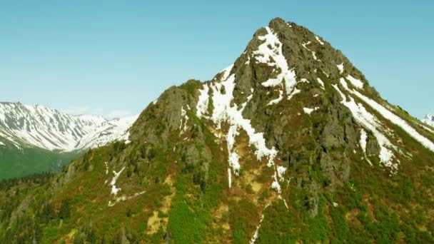 Montañas cubiertas de nieve en Alaska — Vídeo de stock