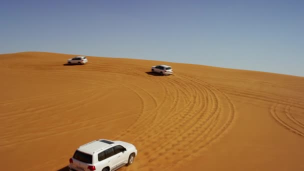 Desierto Safari vehículos duna golpeando — Vídeos de Stock