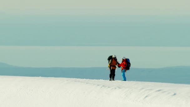 Dağcıların bir kar kaplı dağ — Stok video