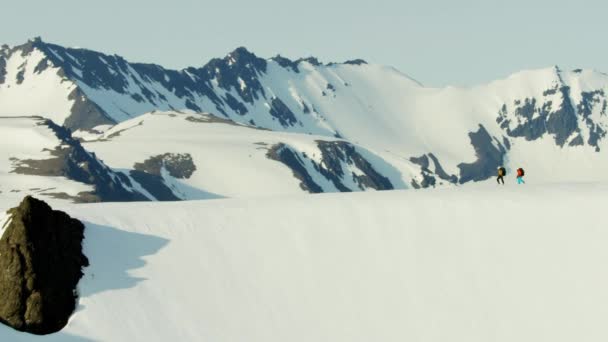 Bergsteigerteam auf der Alaska-Bergkette — Stockvideo