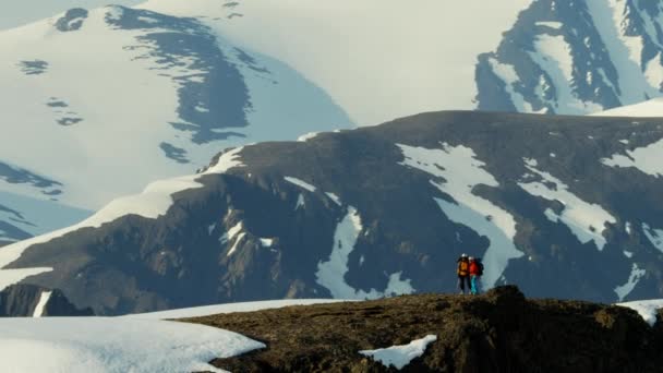 Alpinisti su una montagna innevata — Video Stock