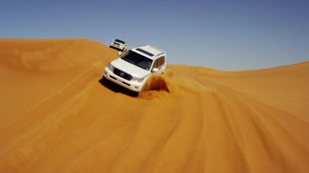 Vehículos que conducen por las arenas del desierto de Dubái — Vídeos de Stock