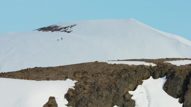 Equipo de escalada en la cordillera de Alaska — Vídeo de stock