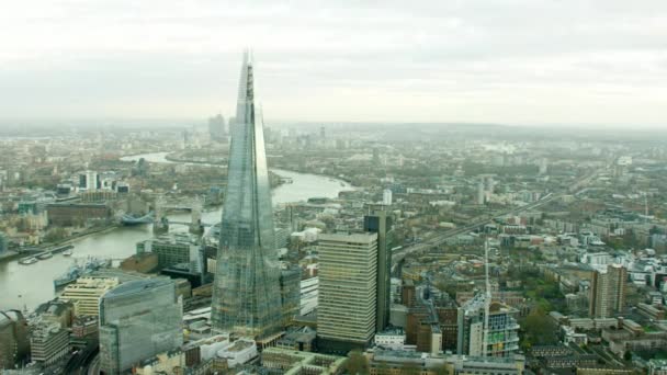 La torre del fragmento y el río Támesis en Londres — Vídeos de Stock