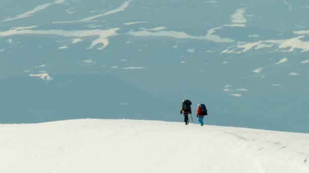 Gente escalando una montaña cubierta de nieve — Vídeos de Stock