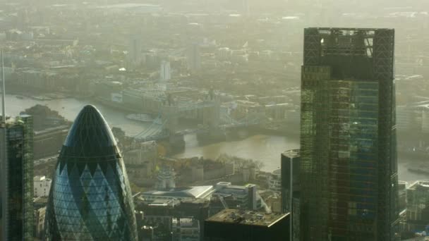 Tower Bridge en moderne wolkenkrabbers in Londen — Stockvideo