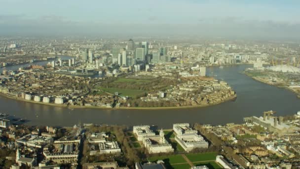 De rivier de Theems door de gebouwen van de stad in Londen — Stockvideo