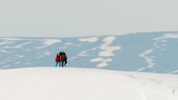 Gente escalando una montaña cubierta de nieve — Vídeos de Stock