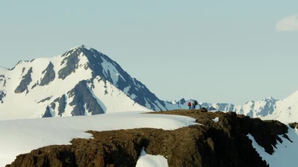 Equipo de escalada en la cordillera de Alaska — Vídeos de Stock