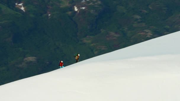 Escaladores em montanhas cobertas de neve — Vídeo de Stock