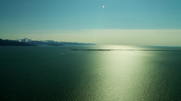 Заснеженные горы за заливом Качемак — стоковое видео