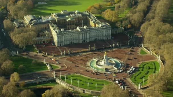 Мемориал Виктории в Букингемском дворце в Лондоне — стоковое видео