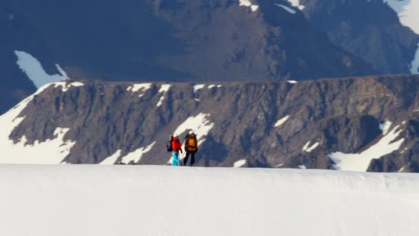 Escaladores em montanhas cobertas de neve — Vídeo de Stock