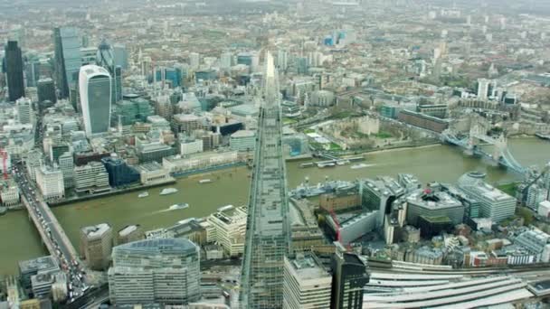 런던에서 건물에 의해 템 즈 강 — 비디오