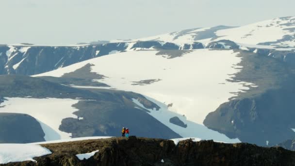 Escaladores em montanhas cobertas de neve — Vídeo de Stock