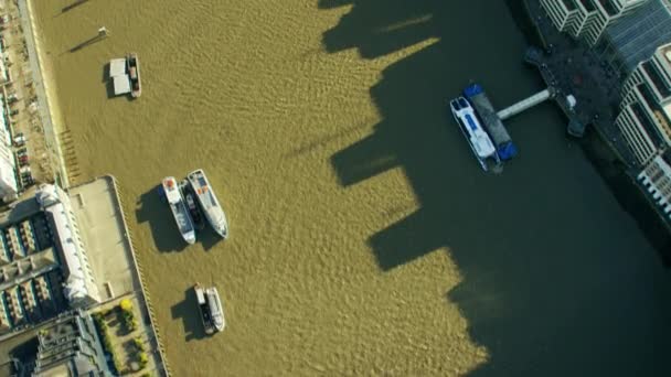 El tráfico de agua en el río Támesis en Londres — Vídeo de stock