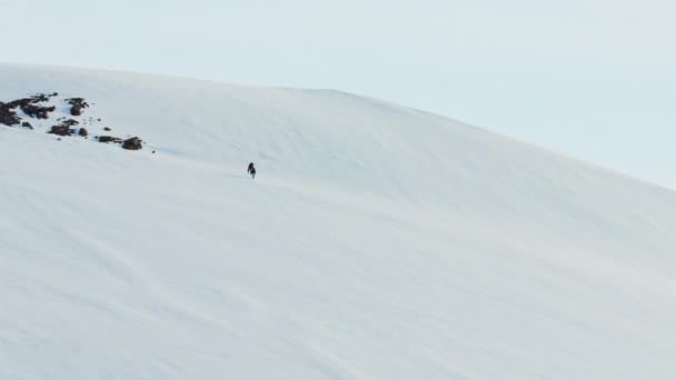 Emberek hegymászó egy hóval borított hegyvidéki — Stock videók