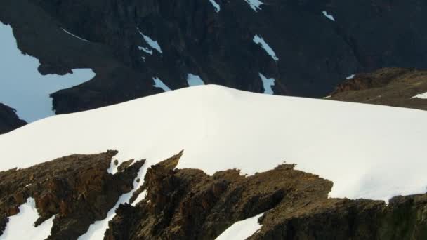 Montañistas en Alaska — Vídeo de stock