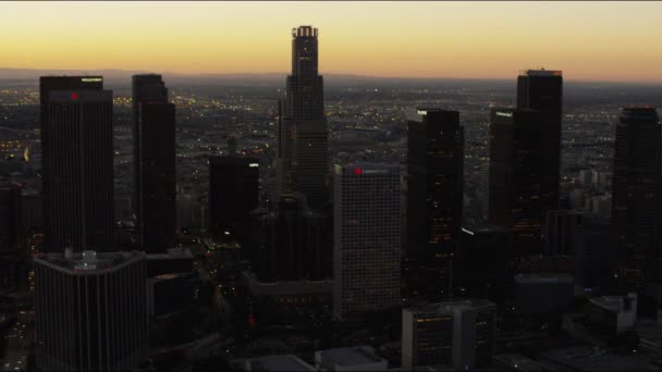 Восход солнца в небоскребах Лос-Анджелеса — стоковое видео