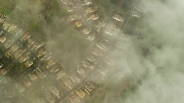 Wolken boven plattelandsgemeenschappen in Californië — Stockvideo