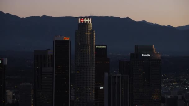 Sonnenaufgang der Wolkenkratzer der Innenstadt von Los Angeles — Stockvideo