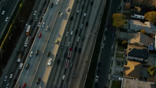 Tráfico de autopistas en Los Ángeles — Vídeo de stock