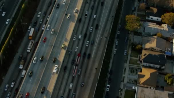 Freeway verkeer in los angeles — Stockvideo