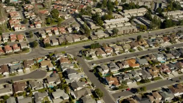 Vorstadthäuser und Straßen in los angeles — Stockvideo