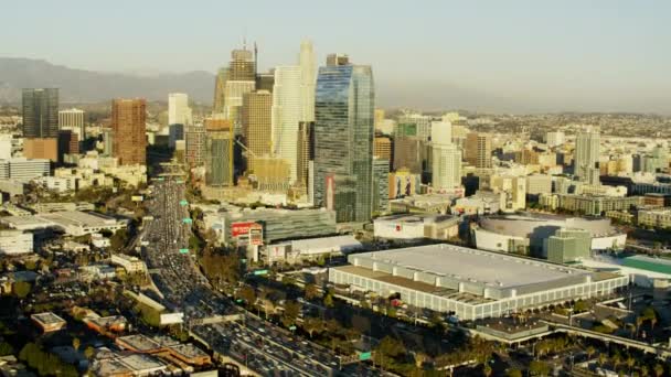 Movimentadas rodovias e arranha-céus Los Angeles — Vídeo de Stock