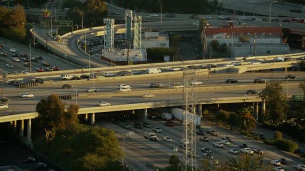 Transportera på upptagen motorvägar i Los Angeles — Stockvideo