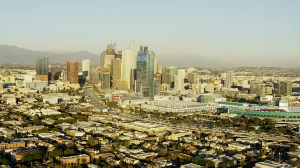 Απασχολημένος αυτοκινητόδρομους και τους ουρανοξύστες Λος Άντζελες — Αρχείο Βίντεο