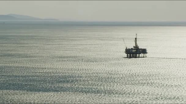 Offshore petrol sondaj platformu gündoğumu — Stok video