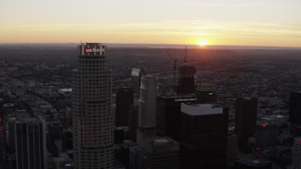 Naplementét kilátás nyílik a Los Angeles-i utca-és városrészlet — Stock videók