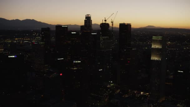 Arranha-céus iluminados de Los Angeles — Vídeo de Stock