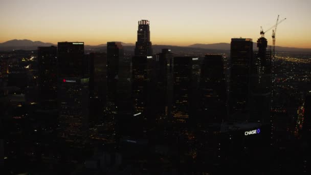 Los Angeles'ta aydınlatılmış binalar — Stok video