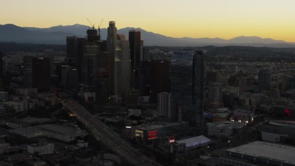 Edificios con montañas lejanas en Los Ángeles — Vídeo de stock