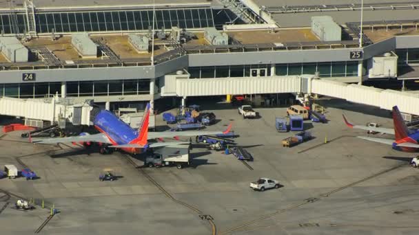 Aviões no Aeroporto Internacional de Oakland — Vídeo de Stock