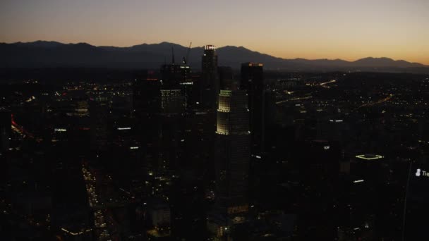 Vista nocturna de rascacielos en el centro de Los Ángeles — Vídeo de stock