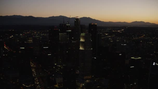 Vista nocturna de rascacielos en el centro de Los Ángeles — Vídeos de Stock