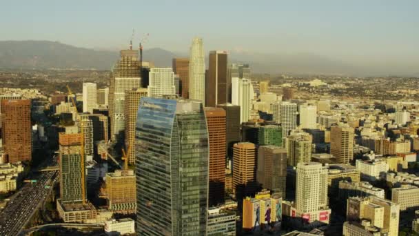 Vista aérea de la arquitectura moderna del edificio en Los Ángeles al atardecer — Vídeos de Stock