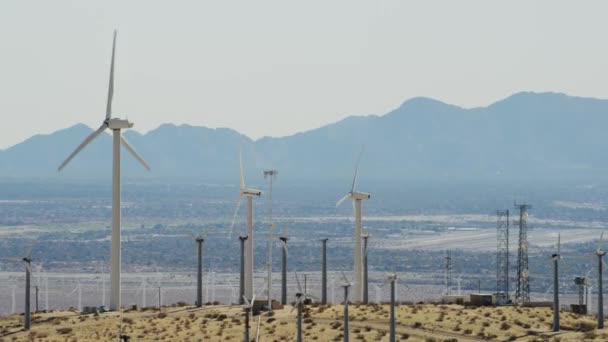 Промышленные ветрогенераторы за пределами Лос-Анджелеса — стоковое видео