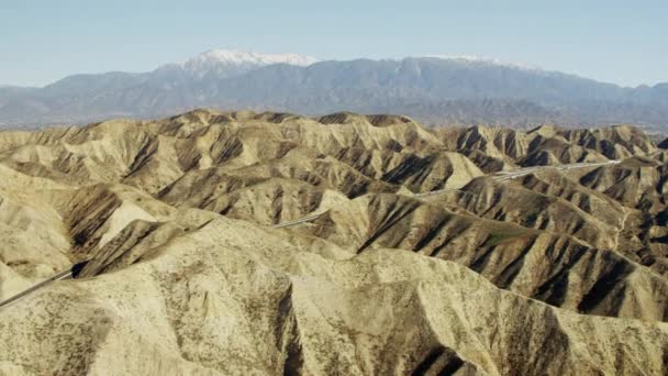 Autopista del desierto en las colinas de Los Ángeles — Vídeos de Stock