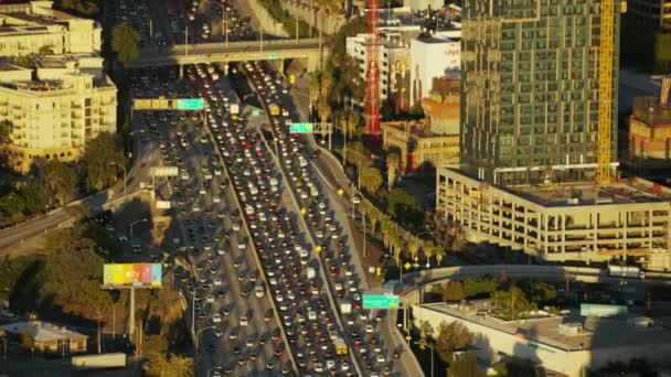 Pendelaars op drukke snelwegen van Los angeles — Stockvideo