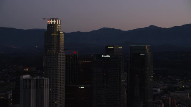 Vista nocturna del US Bank en Los Ángeles — Vídeo de stock