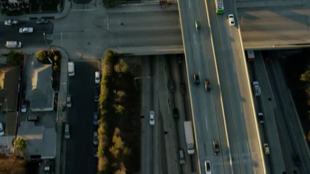 Passageiros da manhã usando o sistema de auto-estrada de Los Angeles — Vídeo de Stock