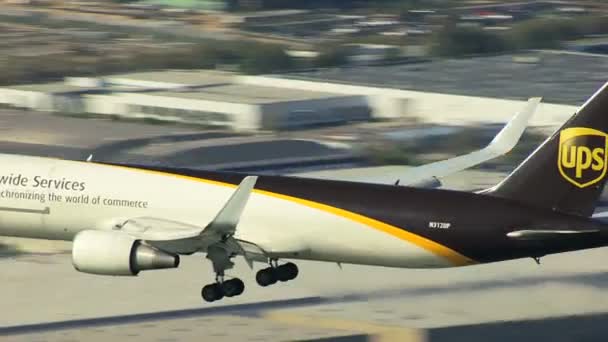 UPS vrachtvliegtuig aankomen op luchthaven — Stockvideo